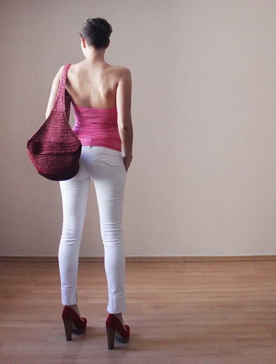 Ombre red straw shoulder bag