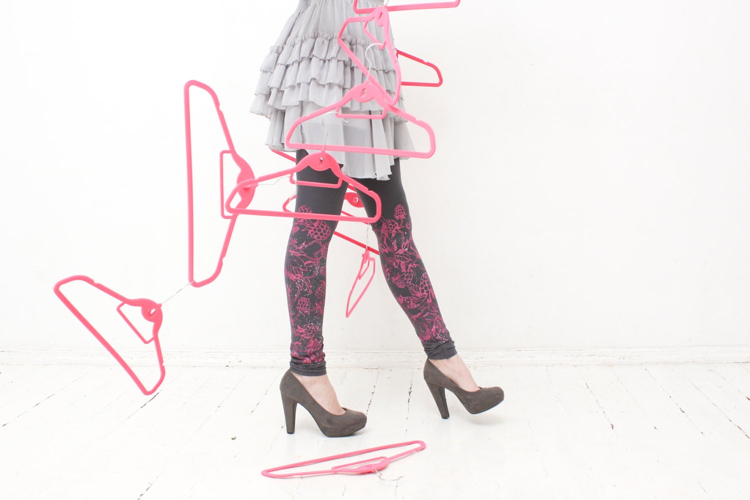 Asphalt and berries- dark gray leggings with malve pink berries print