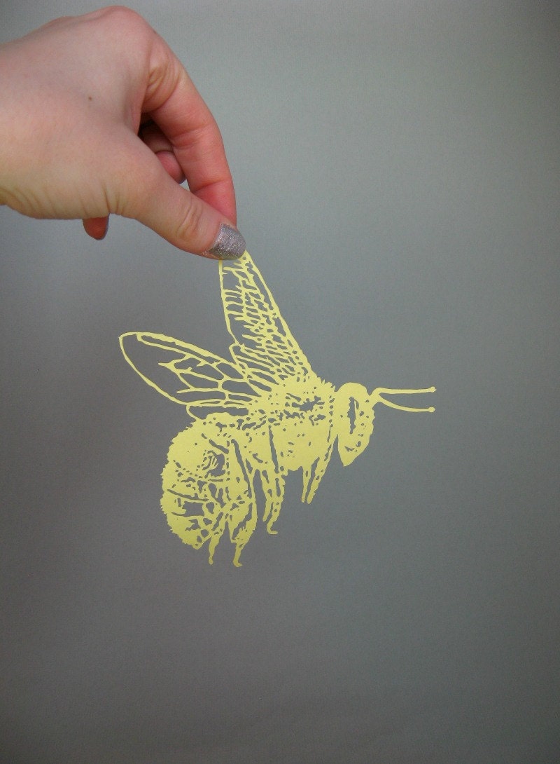 Bumble Bee papercut Schrerenschnitte in Lemon Yellow