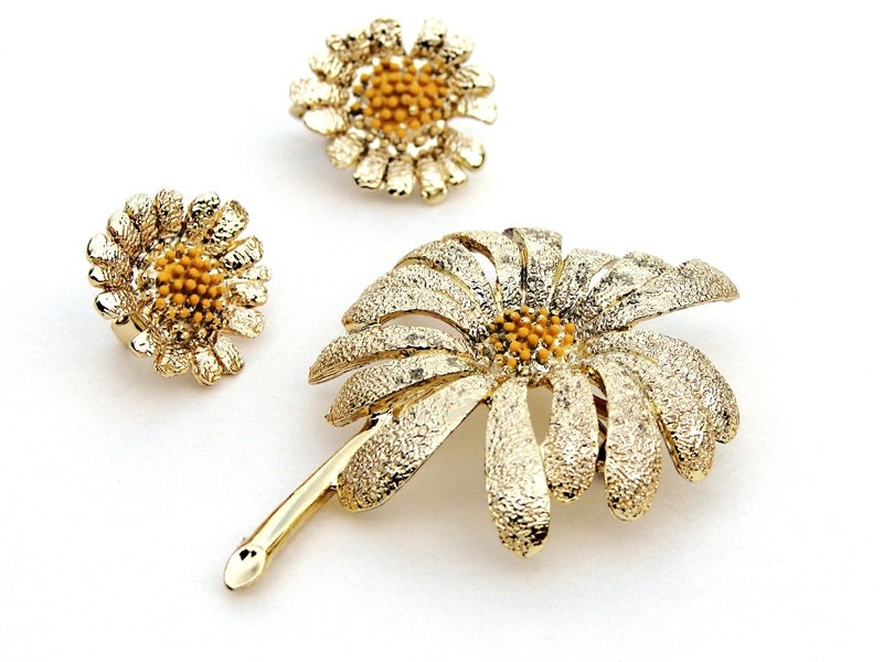 Vintage Brooch, Pin & Earring Set - FREE SHIPPING - Daisys, Clip-on Earrings, Yolk Yellow, Gold Tone, Summer, Spring, Flowers