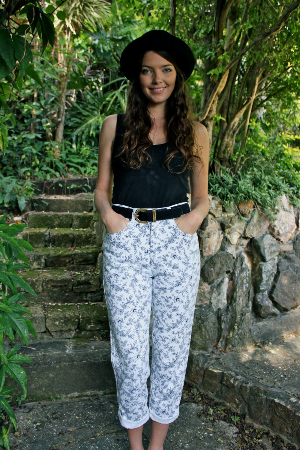 Vintage 90s cropped navy and white floral high waisted three quarter denim jeans. Made in Australia. Size 10.