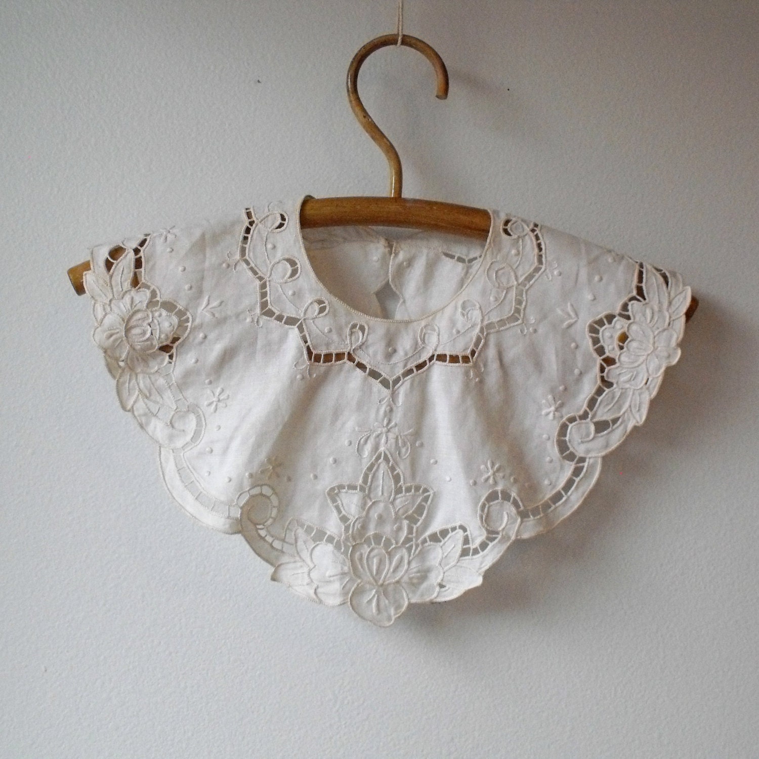 Vintage Cutwork Collar : Beautiful Antique Textile
