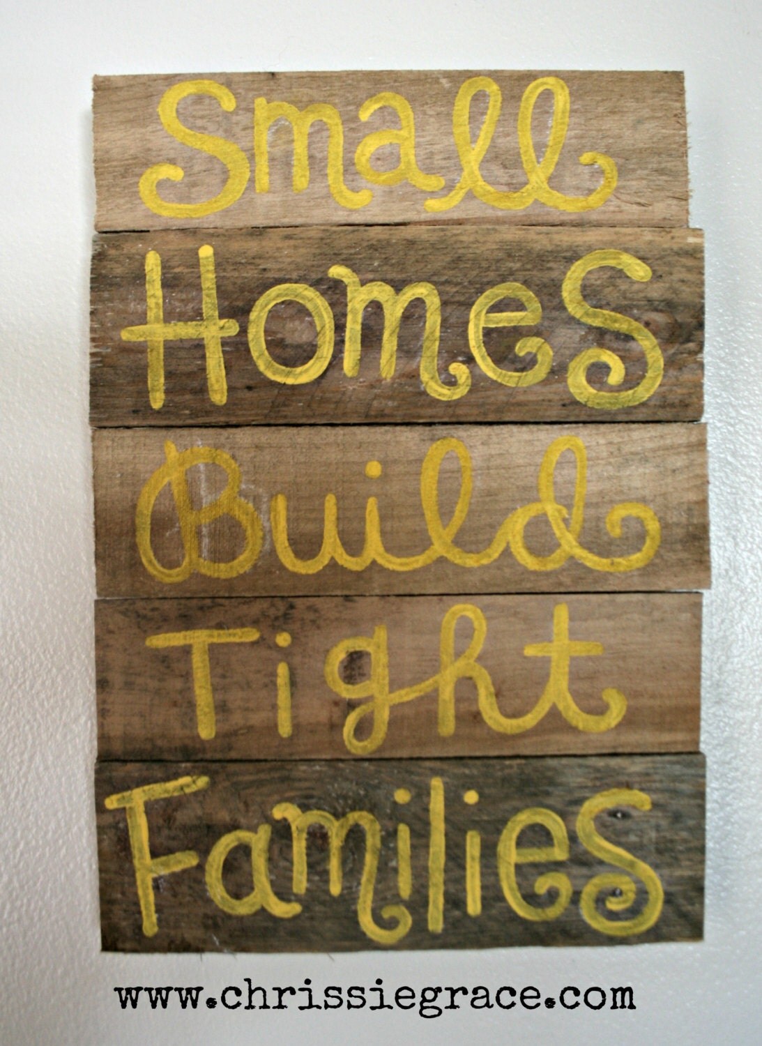 Pallet art-Small Homes build Tight Families