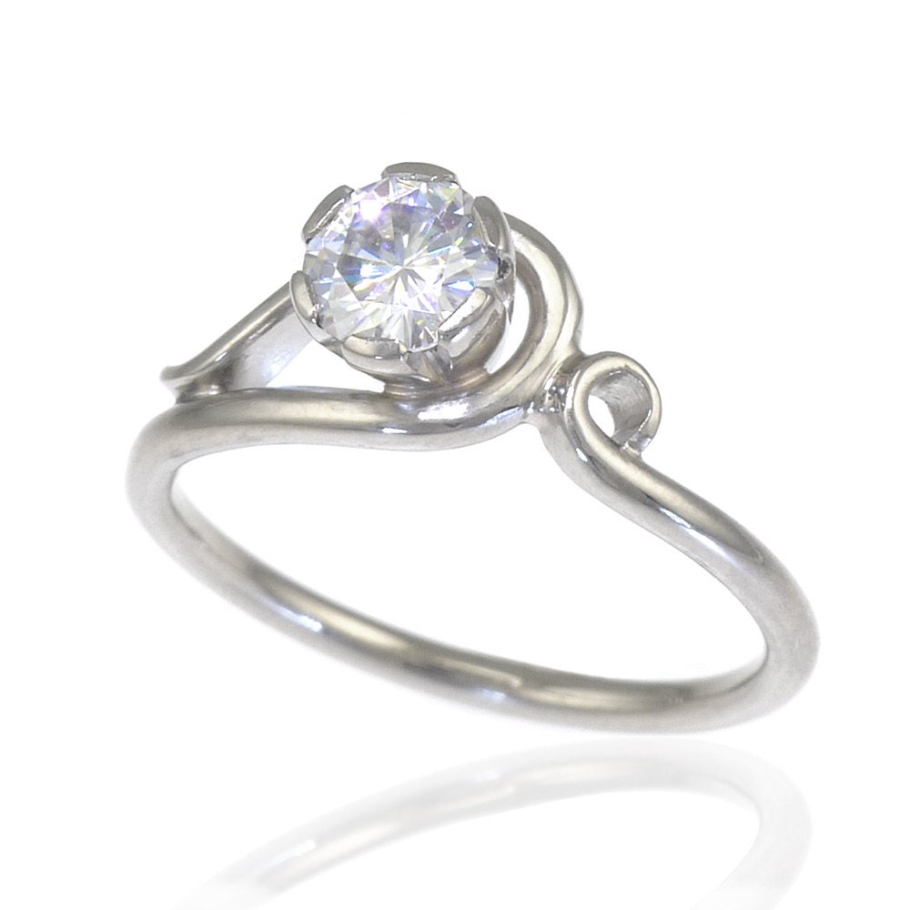 Diamond Art Nouveau-style Ring in 18ct Gold