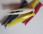 set of 5 vintage plastic clothes pins