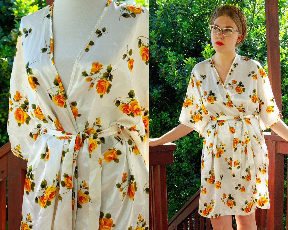 Yellow ROSE 1990's Vintage Silky Pearl White Satin Robe with Roses by Barbizon size Medium