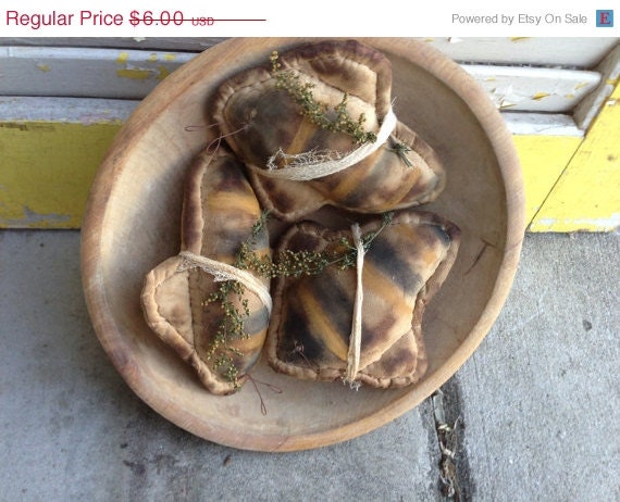 CustomerAppreciation Sale Primitive Olde Thyme Bumblebees Bowl Fillers Ready to ship