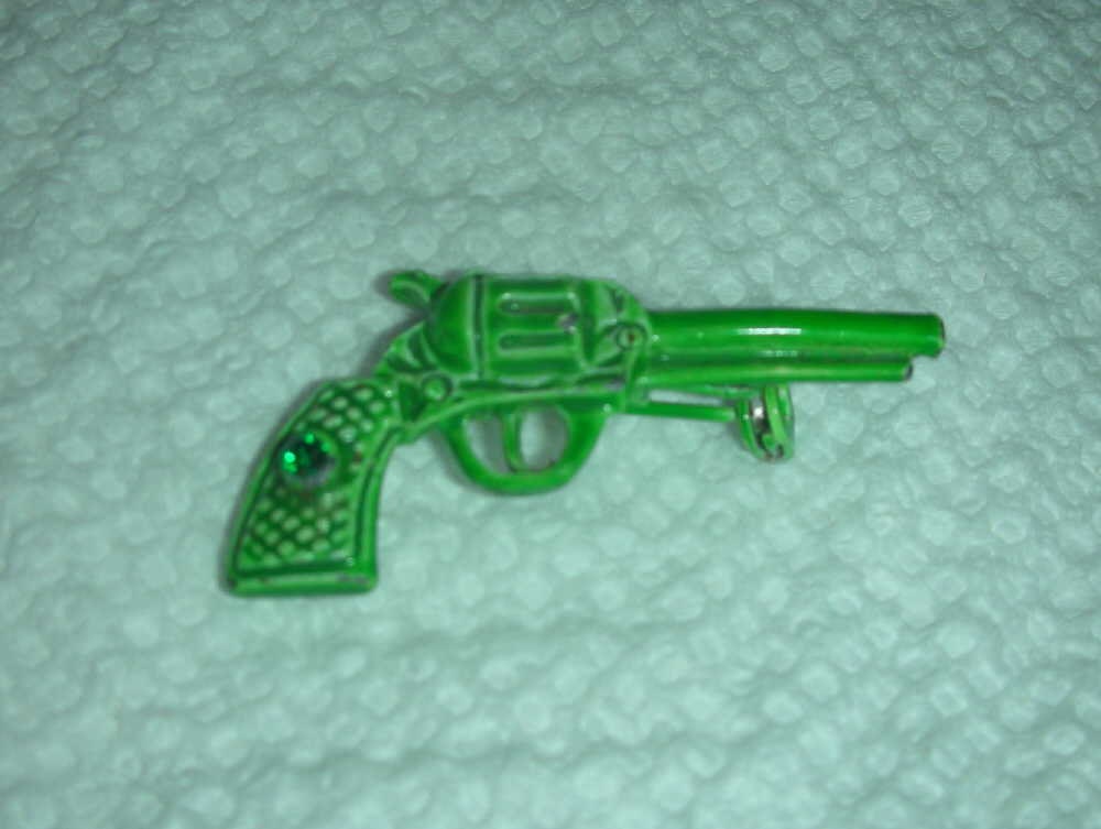 Vintage Green Enamel Revolver Pistol Gun Pin Brooch signed Gerrys Wild West