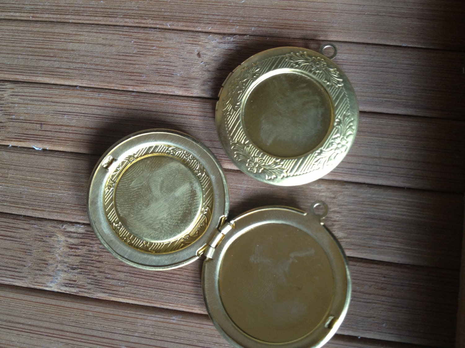 LARGE Ribbon Bow LOCKET 30mm (Raw Brass) - Code RB306