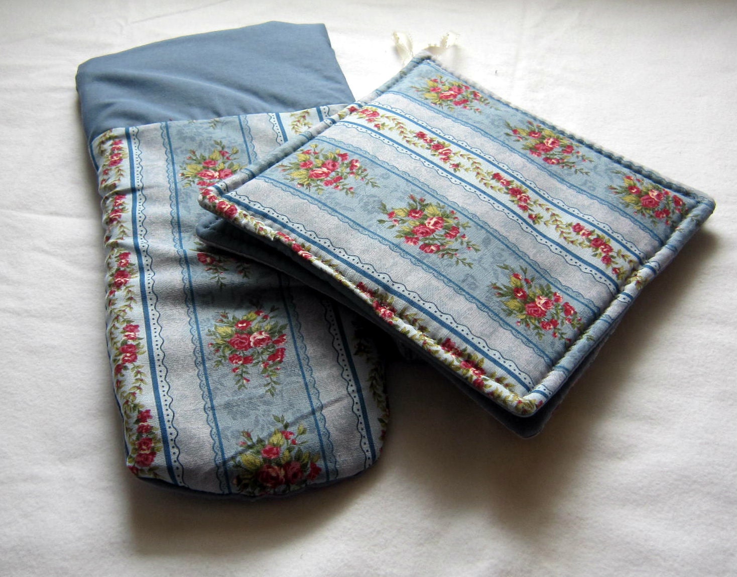 2 Kitchen Potholders and 1 Oven Mitt featuring Small flowers on Blue