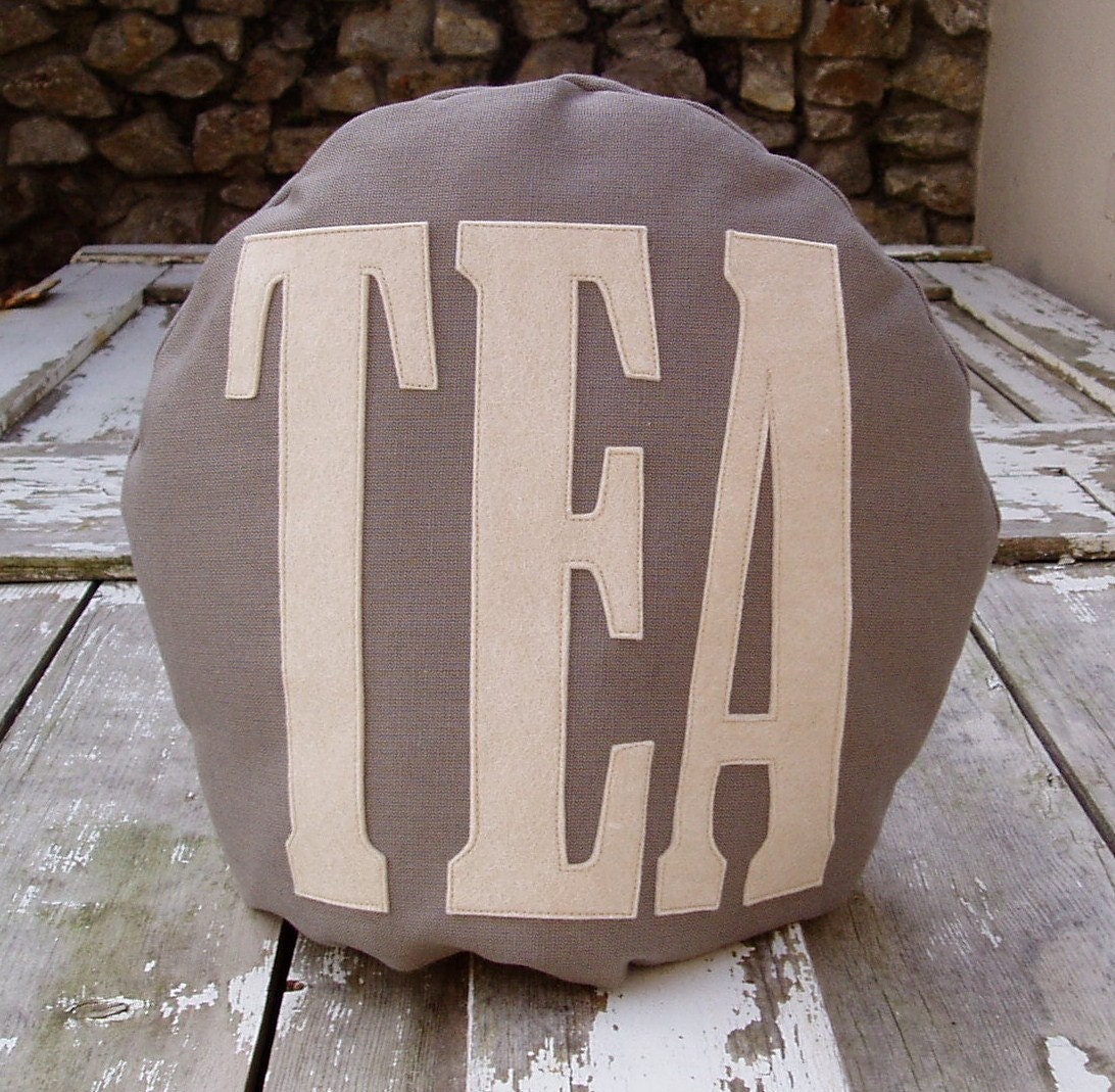 Tea cozy/cosie in grey linen and appliqued wool felt