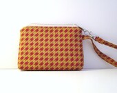 Wristlet Tan with Red Houndstooth Pattern