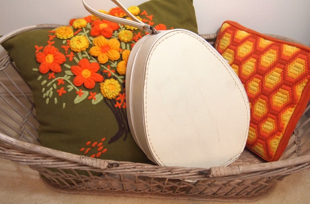 Nice Retro Egg Pear Shaped Makeup Train Case Bag with Zipper in Cream