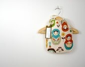 baby bib, matryoshka or nesting dolls in autumnal tones, big, absorbent, easily washable and dryable, baby and parent-friendly.