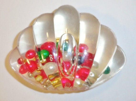 Oh Snap Remember That. Vintage 90's Shell Paperweight - Bright Beads and Faux Pearls in Oil - Clear Plastic Clamshell