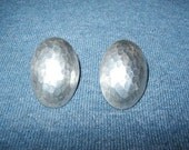 925 Sterling Silver Oval Shape Hammered Surface Pierced Earrings Lazy R Logo 19.5 grams