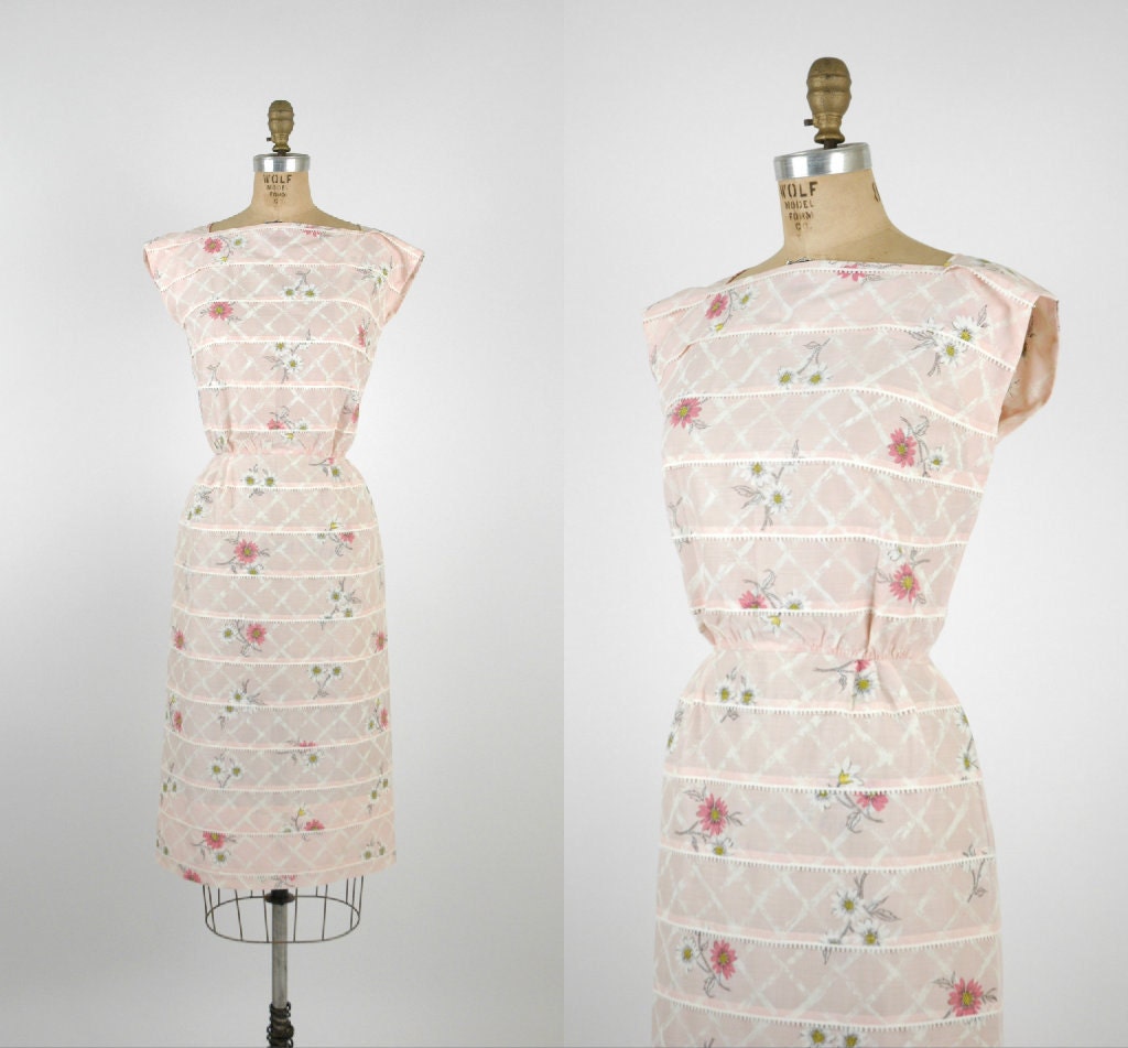1950s Day Dress / Vintage Floral Print Cotton Dress