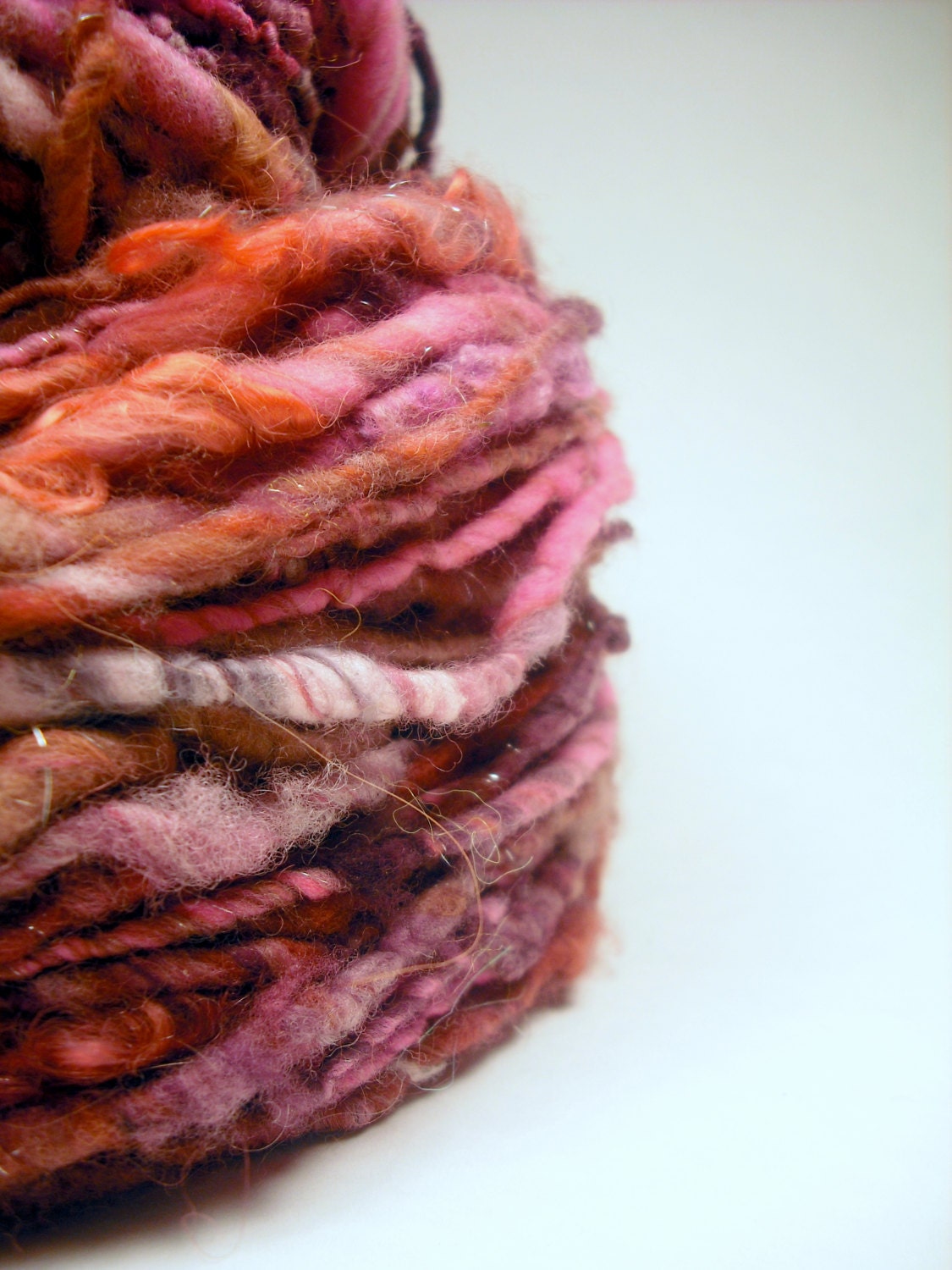 Hypnomorphic single textured designer handspun yarn