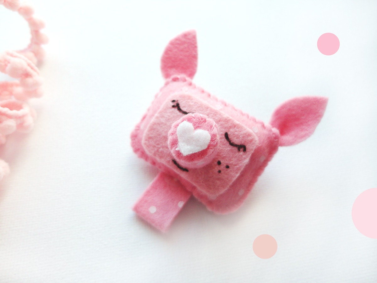 Pig brooch. Pink pig. Animal pin.