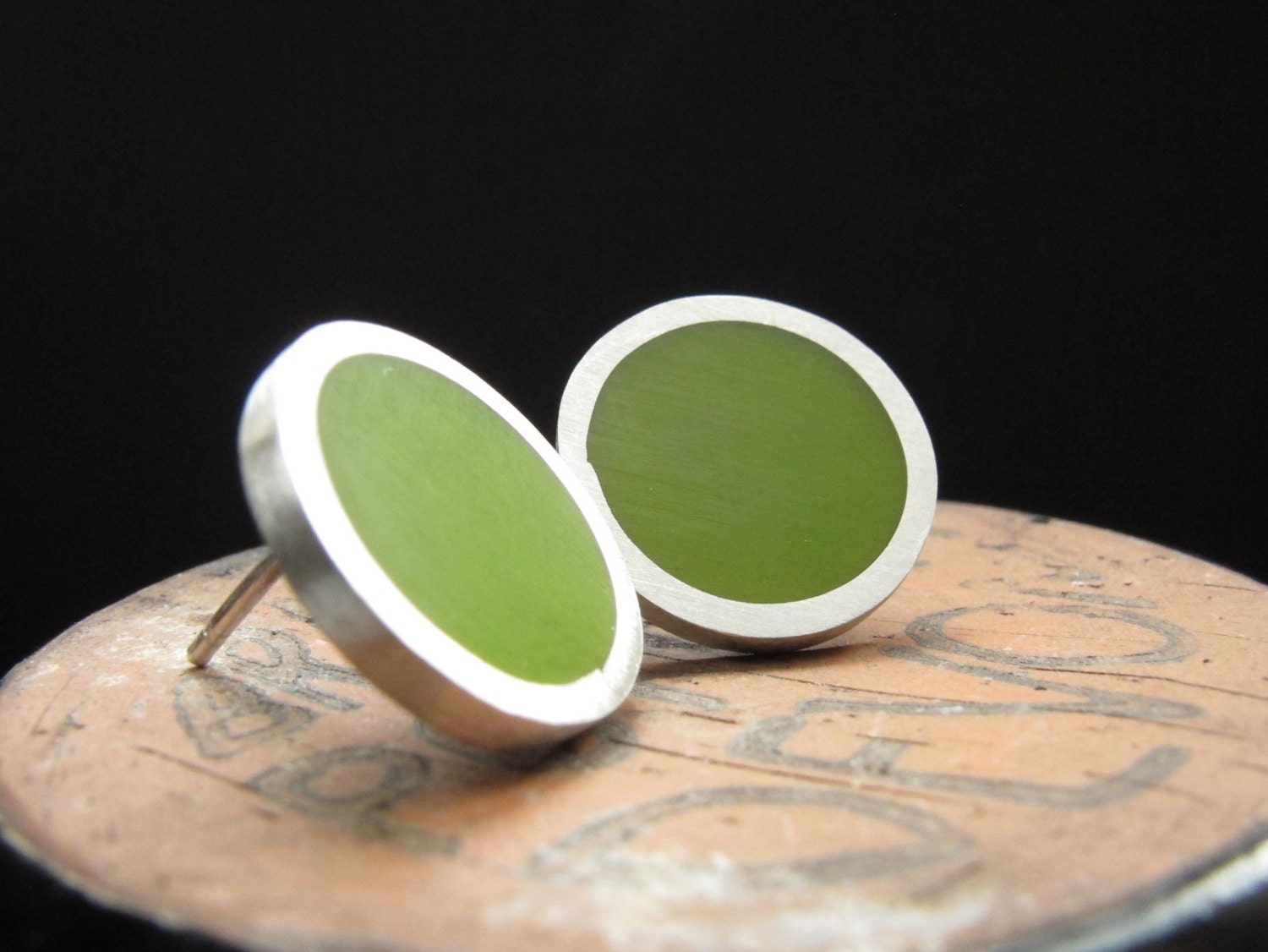 Round Pesto Green Resin Earrings -  Round Silver & Resin Earring - Pop - Imteam