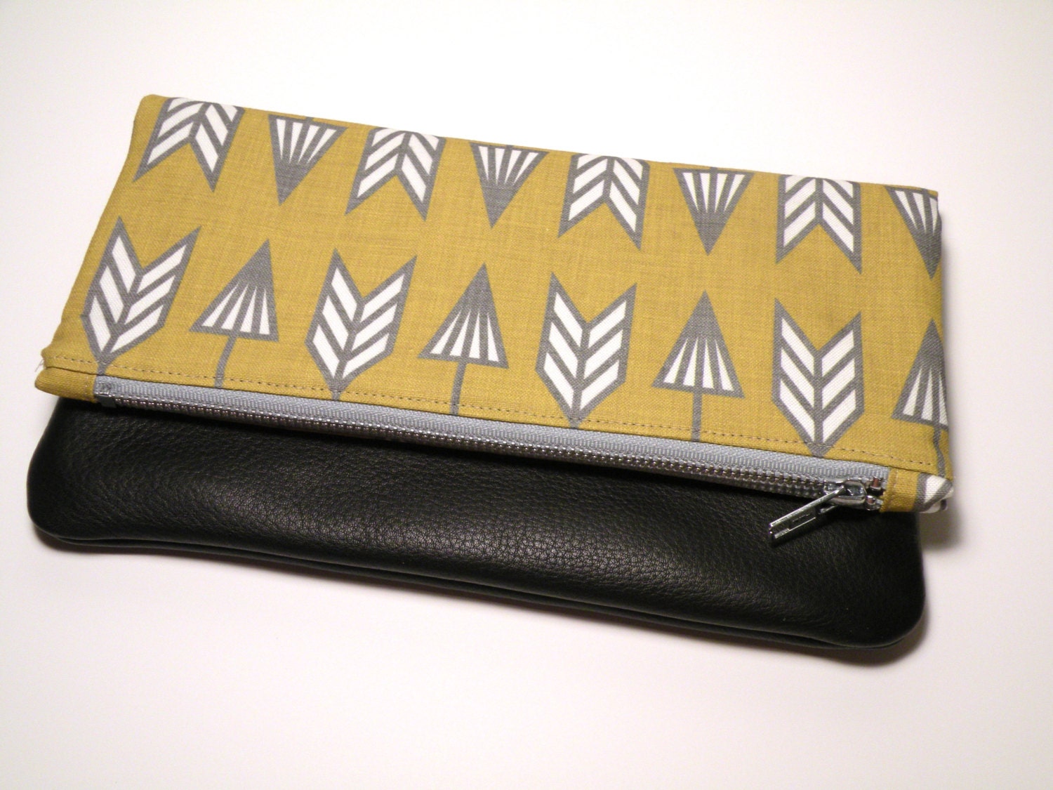 Foldover Clutch in yellow/grey arrows