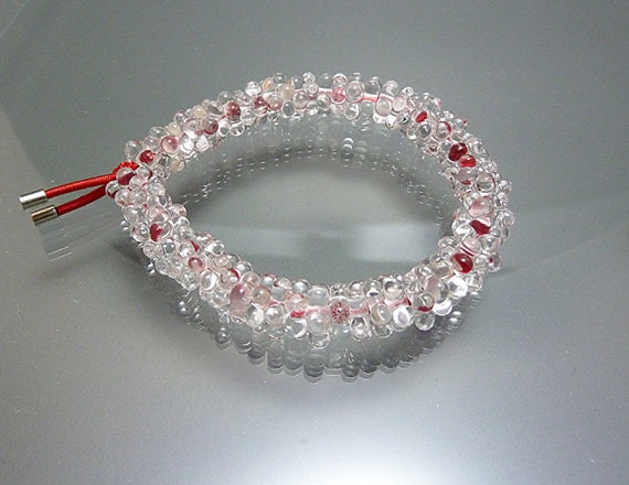 Melanie Moertel Lampwork Beads - Elastic bracelet with lots of tiny glass daisies, red and clear