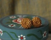 Golden CHRYSANTEMUM Dalia flowers -  cabochon STUD earrings, rich, simple, polymer clay flower, made in EU