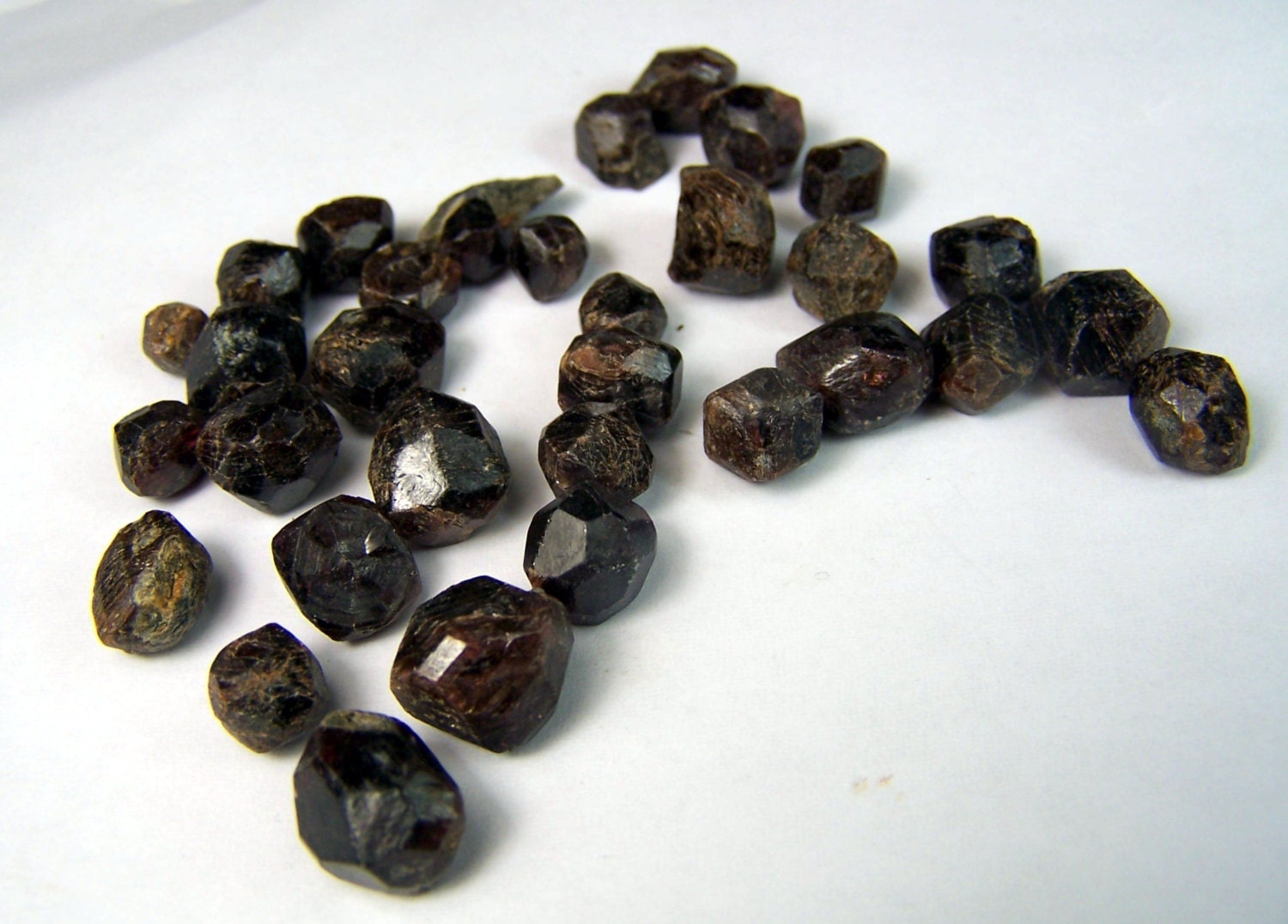 Garnet - Red garnet - lot of 30   -  faceted crystal - Rhodolite - wholesale lot - Pakistan -- wire wrap stone - natural stones