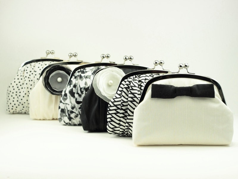 Bridesmaid Gift Idea / Set of Bridesmaid Clutches / Personalized Gifts for your Bridal Party (Various Designs)