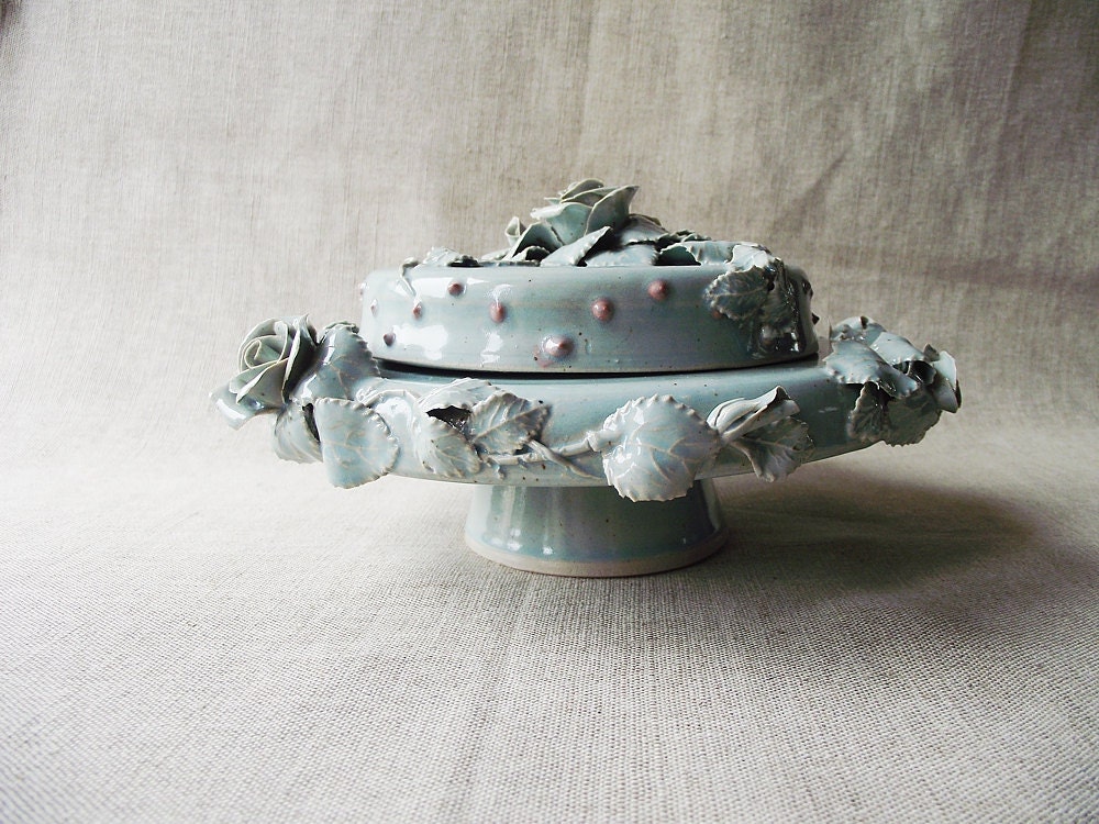 Stoneware Cake Stand with roses in light granitic blue