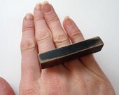 Long bar ring in black with silver base