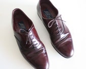 Sz 8 men Vintage burgundy leather lace up flat italian made shoes.