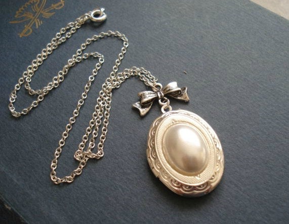 Locket Neckace Graduation Necklace Silver LocketVintage Pearl Locket with Bow Jewelry