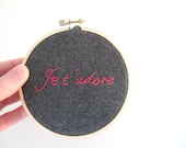 Embroidered Hoop Art Charcoal Pink - Je t'adore - I adore you - ittybittybag