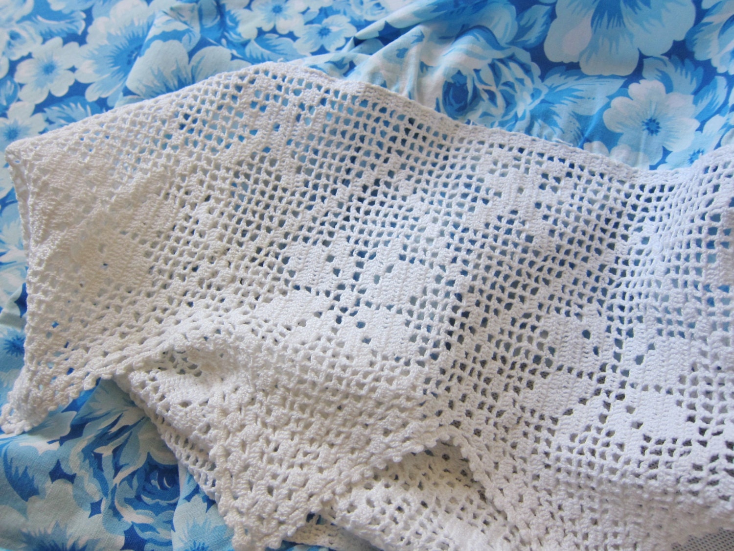 Blue roses / bedspread / 1960s / wide lace border / sheet