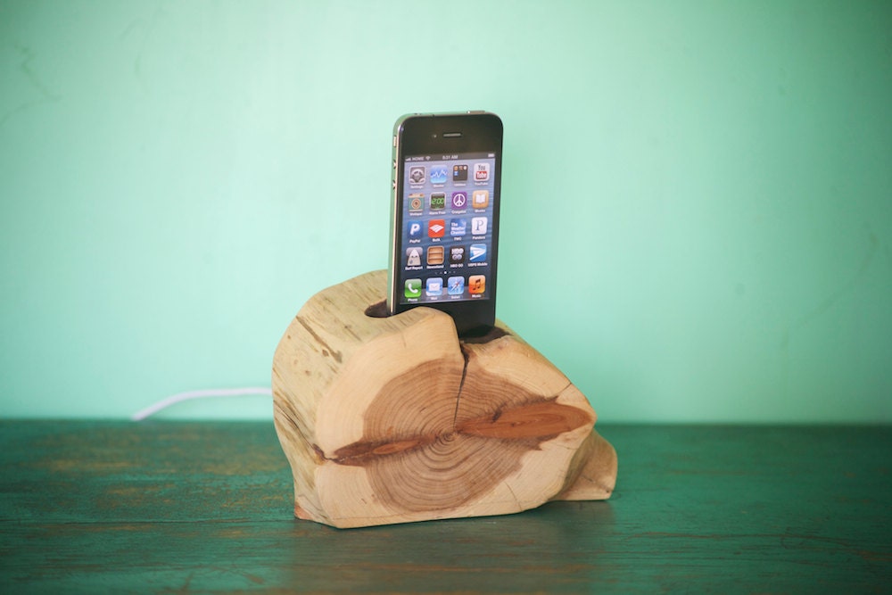 woodtec iPhone 4s / iPod charging stand