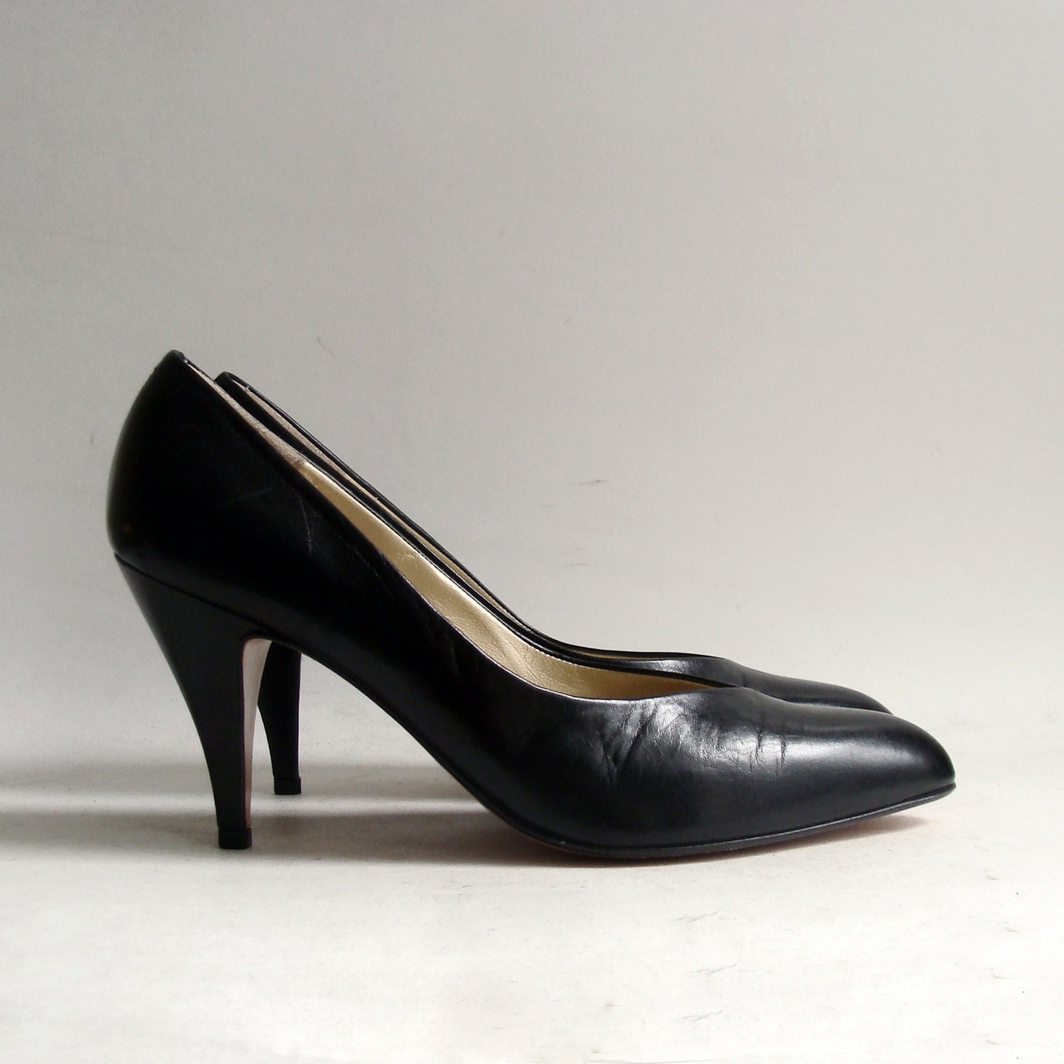 Bally heels / shoes 8 / black leather pumps / high heels made in Italy / heels size 8 / vintage shoes