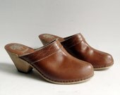 shoes 6.5 / leather clogs / 70s heeled clogs / 1970s heeled mules / shoes size 6.5 / vintage shoes