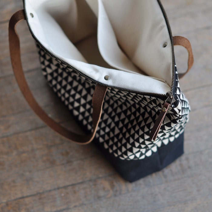 ZIP TOTE - triangle