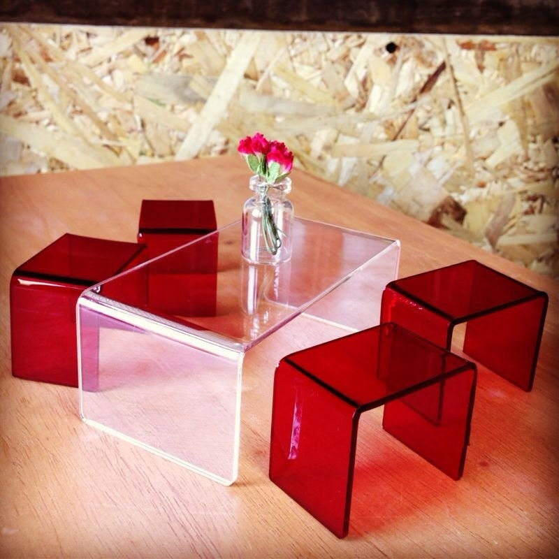 Modern Clear Coffee table with 4 Red stools (scale 1:12)
