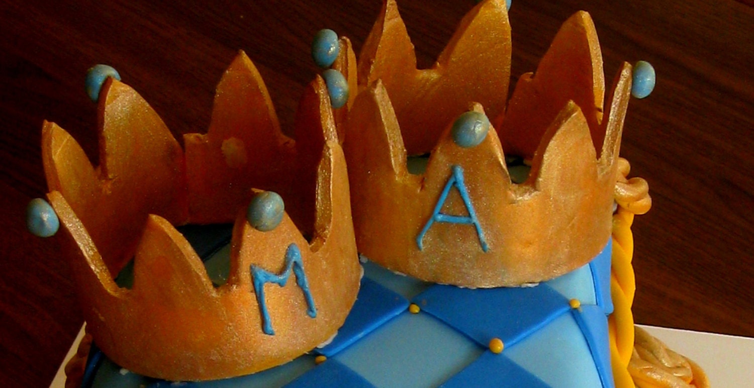 Fondant edible 3D gold crowns
