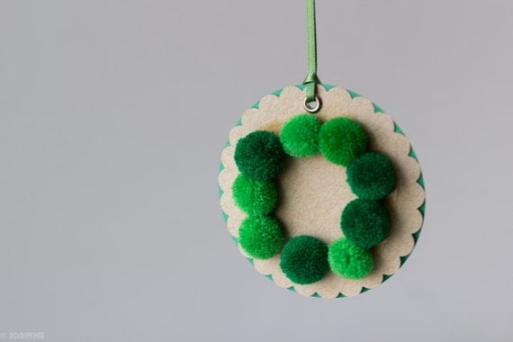 Pom Pom gift tag - Shades of green