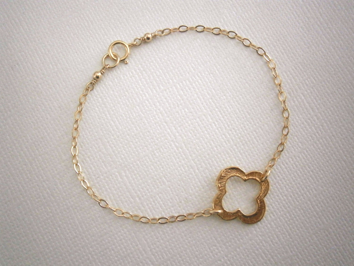 Gold Clover Bracelet, Minimalist Jewelry,Simple, Modern, Classic, Everyday Bracelet, Luck, Lucky