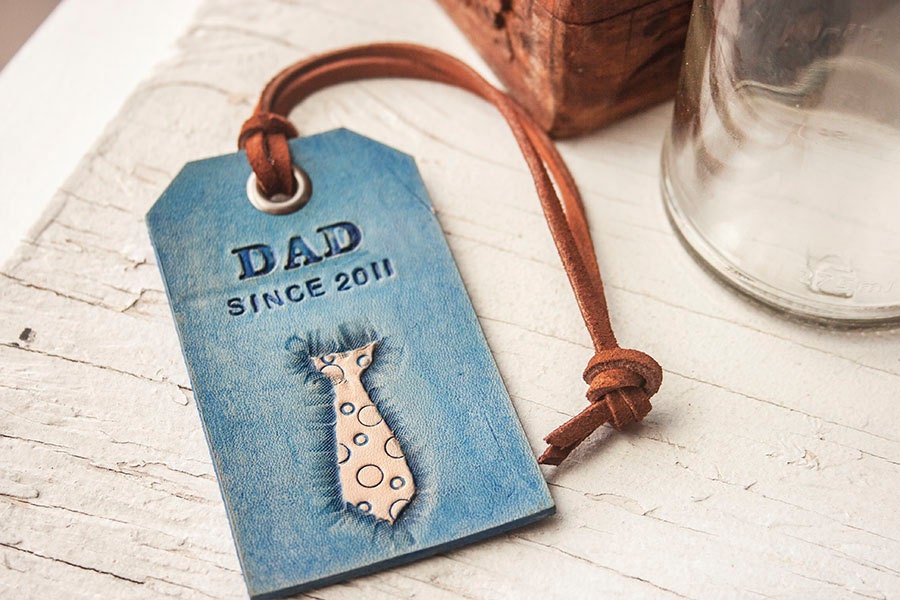DAD leather luggage tag - Add date of becoming a Dad - Perfect for Fathers Day - Key chain