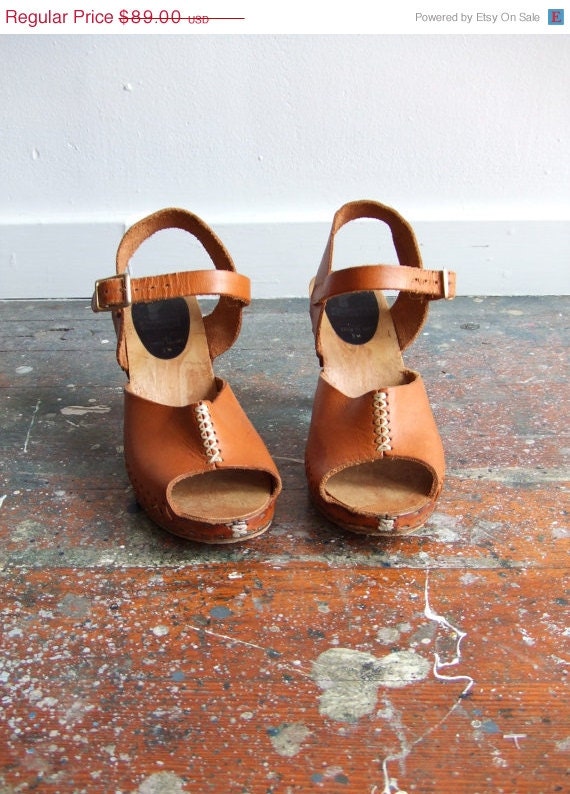 25% OFF STOREWIDE SALE Vintage 1970s leather platform sandals / size 8