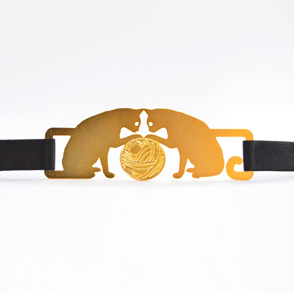 Skinny belt in black, gold plated buckle with kitten silhouette, little black dress