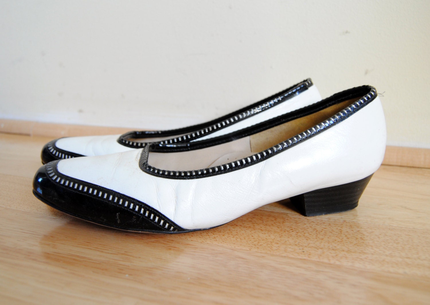 SALE Vintage 1960s Kitten White and Black Spectator Flats // Mod Moment Winter Fashion // Size 6.5