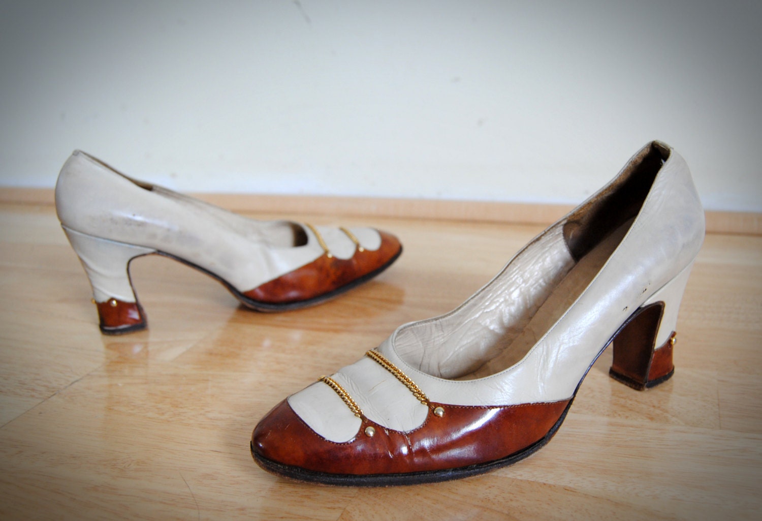 SALE Vintage Heels Pumps 1940s Gold Chain Two Toned Heels // Sgt. Peppers Spring Fashion // Size 7 Euro 38 UK 5
