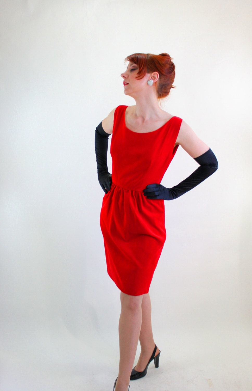 1960s Red Velveteen Wiggle Dress. Sexy Dress. Weddings. Bridesmaid. Mad Men Fashion. Size Medium