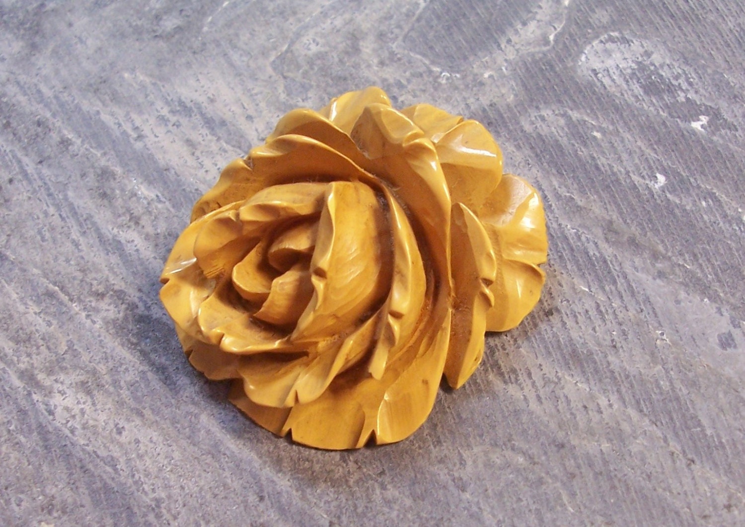 VINTAGE Carved BAKELITE Rose Pendant Carved Bakelite Butterscotch Bakelite Rose Vintage Jewelry Destash (A82)